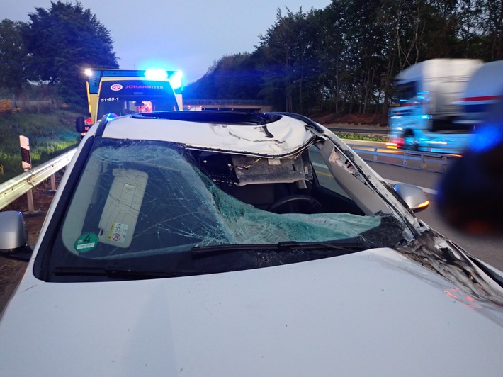 POL-DEL: Autobahnpolizei Ahlhorn: Verkehrsunfall auf der A1 in Harpstedt durch Gegenstand von der Gegenfahrbahn +++ Zeugen gesucht