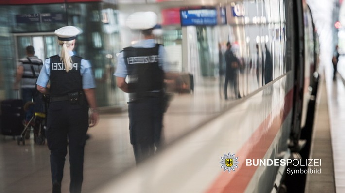Bundespolizeidirektion München: Rassistische Beleidigungen im Zug / Fahrscheinloser Senior vorläufig festgenommen
