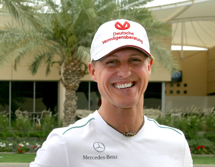 Langfristige Verlängerung der erfolgreichen Partnerschaft: Michael Schumacher bleibt Partner der Deutschen Vermögensberatung (DVAG) (BILD)