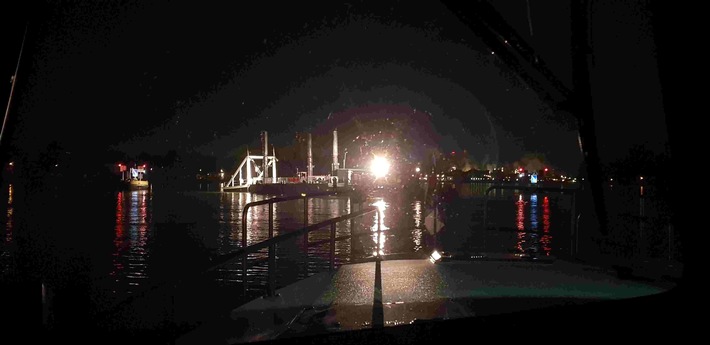 POL-HBPP: Nächtlicher Schiffsunfall auf dem Rhein in Höhe der Baustelle Schiersteiner BAB-Brücke
