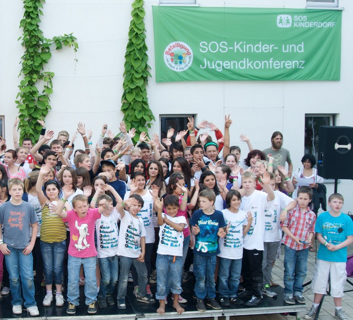 Kinder in den Bundestag! / Bei der 2. SOS-Kinder- und Jugendkonferenz beschäftigten sich 200 junge Menschen mit ihrem Recht auf Bildung, Schule und Ausbildung