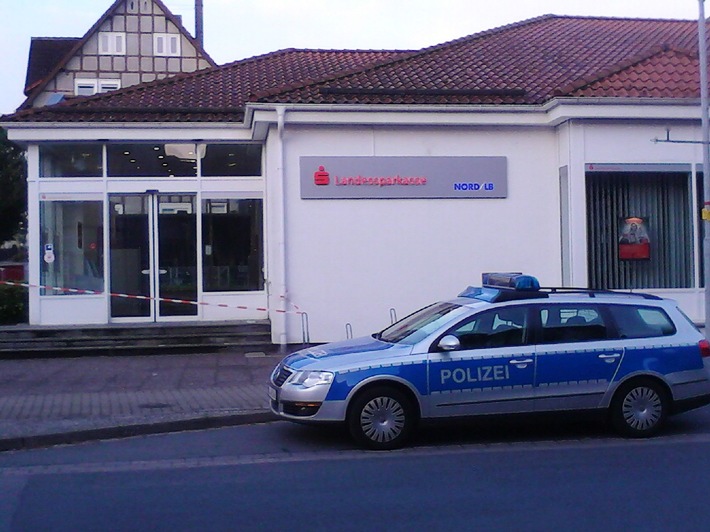 POL-HOL: Landessparkasse / NordLB  in Stadtoldendorf: Einbrecher wollten Geldautomaten &quot;knacken&quot; Täter wurden offenbar gestört und flüchteten