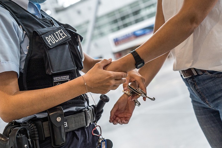 Bundespolizeidirektion München: Diebesbande auf Einkaufstour/ Bundespolizei bringt gesuchte Beschuldigte in Haft