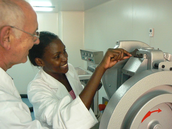 Afrikaner entwickeln Aidsmedikamente: medeor initiiert eigenständige Forschung