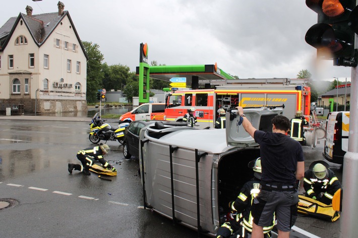 POL-HA: Kastenwagen landet nach Unfall auf der Seite