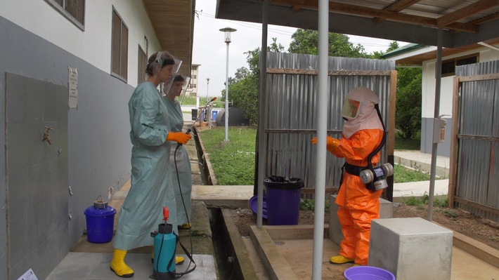 AIDS, Ebola, SARS: Umweltzerstörung begünstigt Infektionskrankheiten /  "planet e." im ZDF begleitet "Virenjäger" auf der Spur der Seuchen (FOTO)