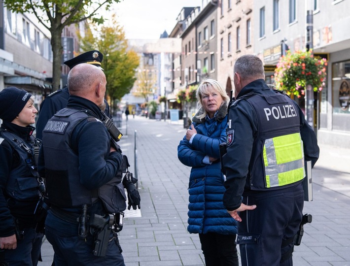 POL-RE: Bottrop: Schwerpunktaktion im Bereich ZOB und Ehrenpark - Polizeipräsidentin vor Ort