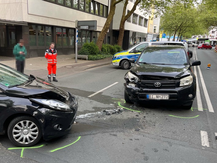 POL-BI: Elsa-Brändström-Straße nach Unfall gesperrt