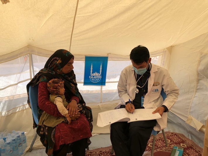 Eine Mutter und ihr Kind werden ärztlich von einem Islamic Relief-Team versorgt / Weiterer Text über ots und www.presseportal.de/nr/50131 / Die Verwendung dieses Bildes für redaktionelle Zwecke ist unter Beachtung aller mitgeteilten Nutzungsbedingungen zulässig und dann auch honorarfrei. Veröffentlichung ausschließlich mit Bildrechte-Hinweis.