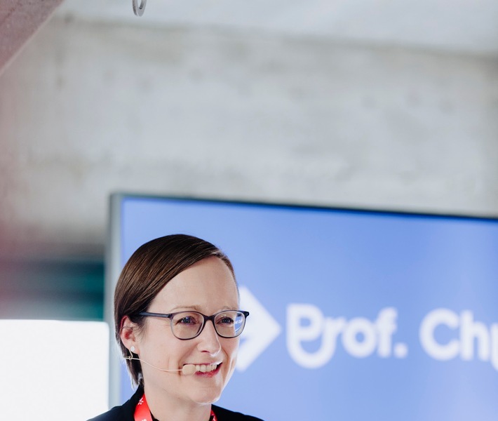 Prof. Christina Elmer hält ihre Keynote. / Weiterer Text über ots und www.presseportal.de/nr/8218 / Die Verwendung dieses Bildes für redaktionelle Zwecke ist unter Beachtung aller mitgeteilten Nutzungsbedingungen zulässig und dann auch honorarfrei. Veröffentlichung ausschließlich mit Bildrechte-Hinweis.