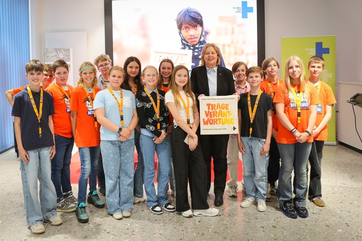 Bundesarbeitsministerin Bas setzt mit Berliner Schülerinnen und Schülern ein Zeichen gegen Kinderarbeit