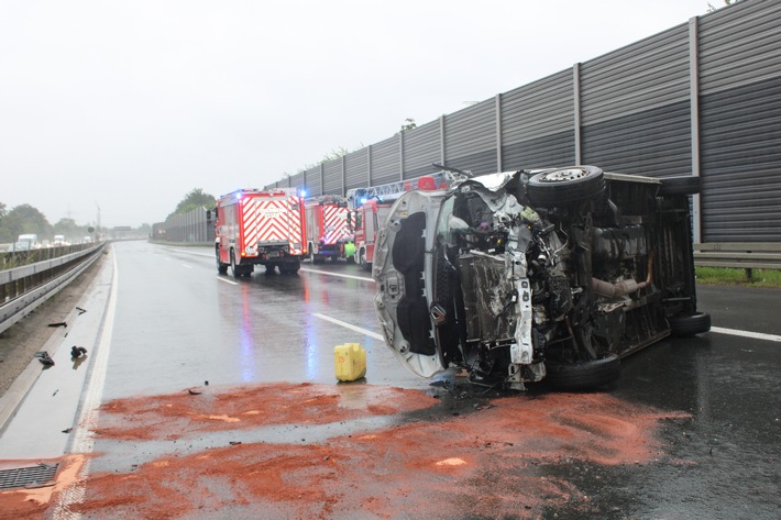 POL-D: Meldung der Autobahnpolizei - Verkehrsunfall auf der A 42 bei Essen - Fahrer verliert Kontrolle über Transporter und überschlägt sich - Vollsperrung