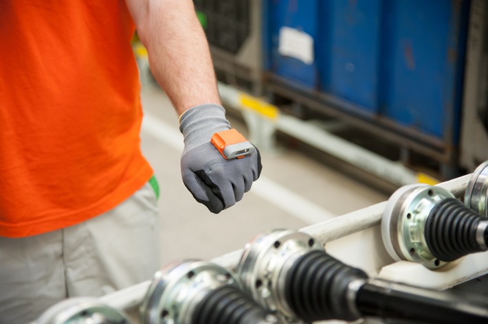 Smart-Handschuh: SKODA Logistik setzt auf Zukunftstechnologie (FOTO)