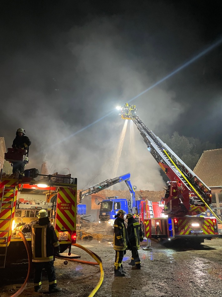 FW Horn-Bad Meinberg: Großbrand zerstört landwirtschaftliches Gebäude - über 100 Feuerwehrleute im Einsatz