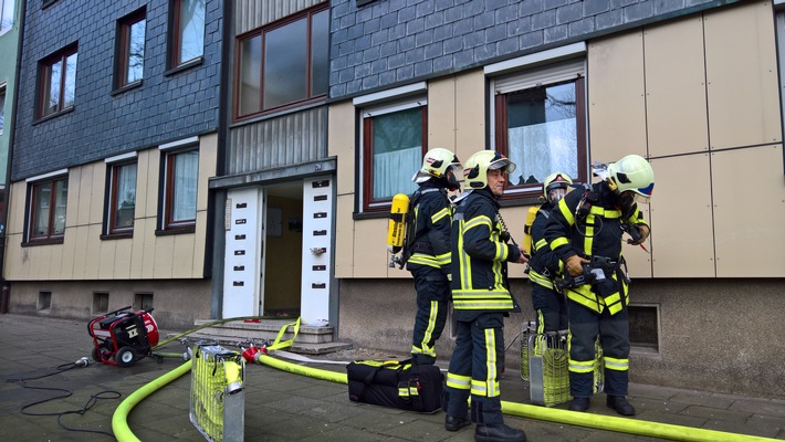 FW-GE: Feuer mit Menschenleben in Gefahr im Stadtteil Schalke - Sechs Verletzte bei Wohnungsbrand