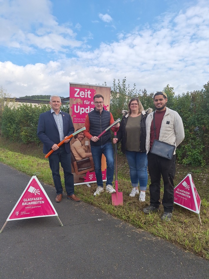 Telekom startet mit dem Spatenstich den Glasfaserausbau in Eibelstadt