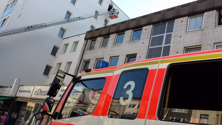 FW-D: Feuerwehr rettet zwei Bewohner aus Wohnung
