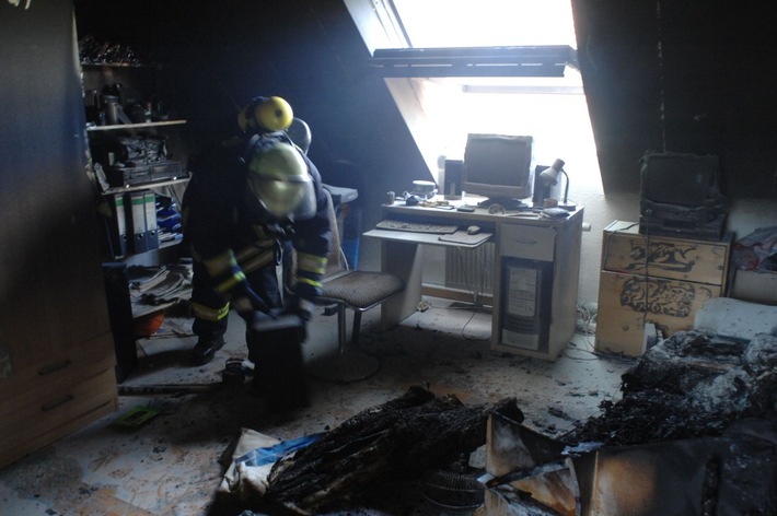 FW-E: Bewohner hält Brand im Dachgeschoß klein