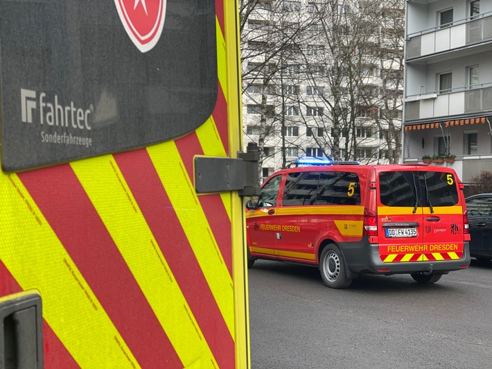 FW Dresden: Fahrer eines PKW wird erfolgreich reanimiert