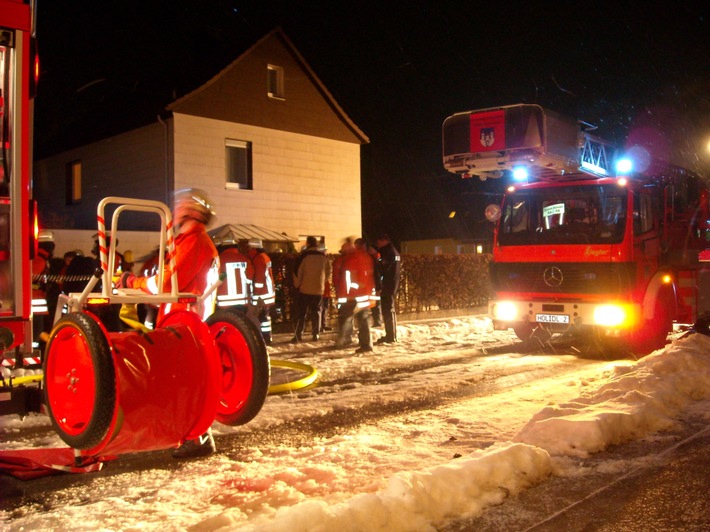 POL-HOL: Qualmende Plastikschüssel verursacht Großeinsatz der Feuerwehr / 88-Jährige durch Rauchgase leicht verletzt