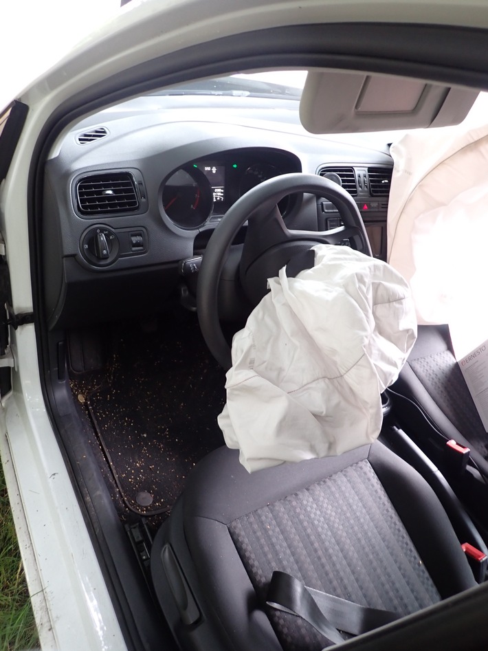 POL-ROW: ++ Fotos zur Pressemitteilung von 09.04 Uhr: "Misslungene Fahrstunde - 9-Jähriger lenkt Auto gegen einen Baum" ++
