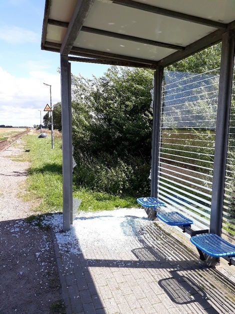 BPOL-FL: Jarrenwisch - Wetterschutzhaus der Bahn schwer beschädigt