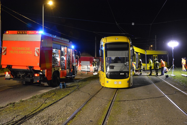 FW-MH: Entgleiste Straßenbahn sorgt für aufwendigen Feuerwehreinsatz