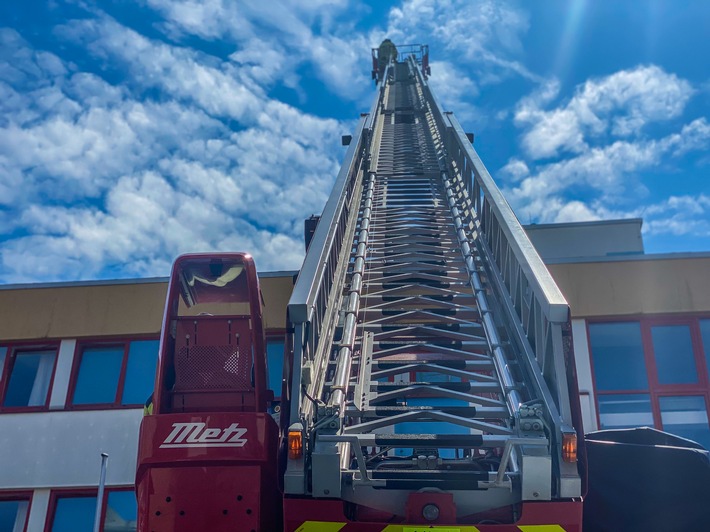 FW Dresden: Fassadenbrand an einer Turnhalle