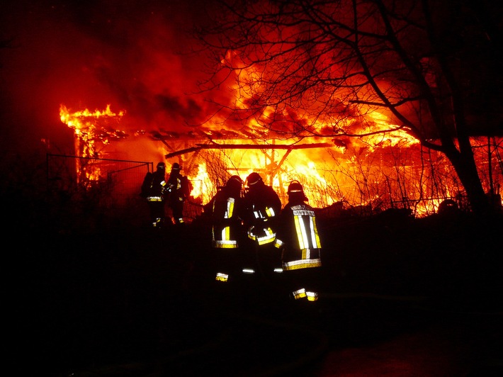 FW-E: Großbrand vernichtet ehemalige Stallung eines bäuerlichen Anwesens
Fischlaken, Harnscheidts Höfe, 23.03.2009, 00.40 Uhr