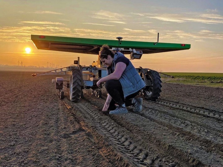 Innovationspreis Moderne Landwirtschaft gestartet / Forum Moderne Landwirtschaft holt unter anderem Sascha Lobo neu mit in die Jury