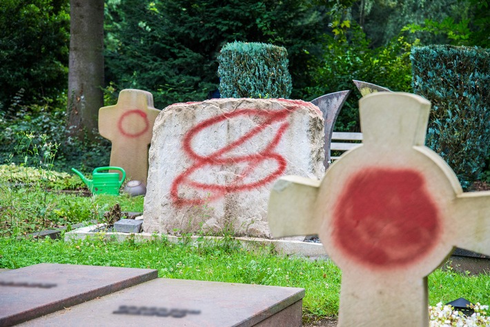 POL-PPTR: Zahlreiche Grabsteine auf dem Hauptfriedhof mit Farbe besprüht