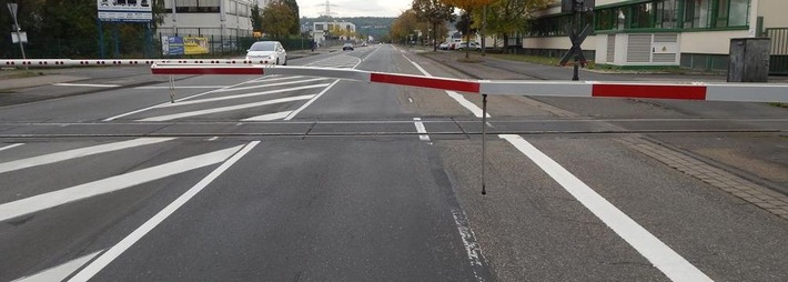 POL-PPKO: Gegen Bahnschranke gefahren