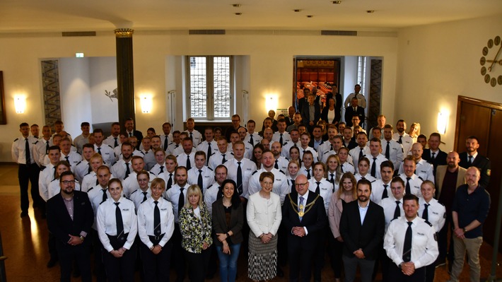 POL-MS: Willkommen im Team 110 - Polizei Münster begrüßt 99 neue Kolleginnen und Kollegen
