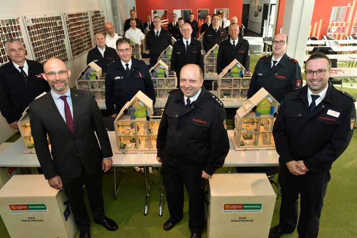 VdF-NRW: Verband der Feuerwehren in NRW und Provinzial übergeben 20 Rauchhäuser an Feuerwehren Pilotprojekt soll die Brandschutzaufklärung für Senioren bereichern
