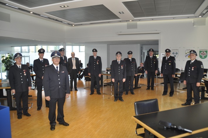 FW-KLE: Ehrungen bei der Freiwilligen Feuerwehr Bedburg-Hau für langjähriges Engagement im Ehrenamt/ Verleihung von Feuerwehr-Ehrenzeichen