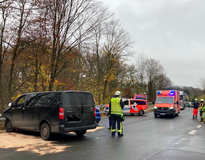 FW-EN: Drei Verletzte bei Verkehrsunfall