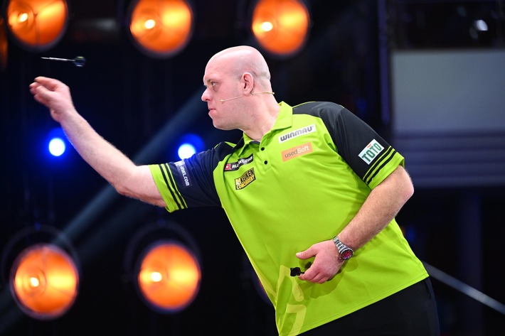 Michael van Gerwen und "Pikachu" Pietreczko kämpfen bei der "Promi-Darts-WM" um den zweiten WM-Titel des Jahres. Live auf ProAcht.