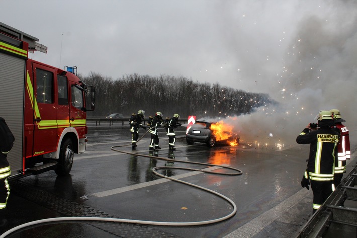 FW-DO: 14.03.2019 - Feuer auf der A 45
Pkw brennt auf der Autobahn aus