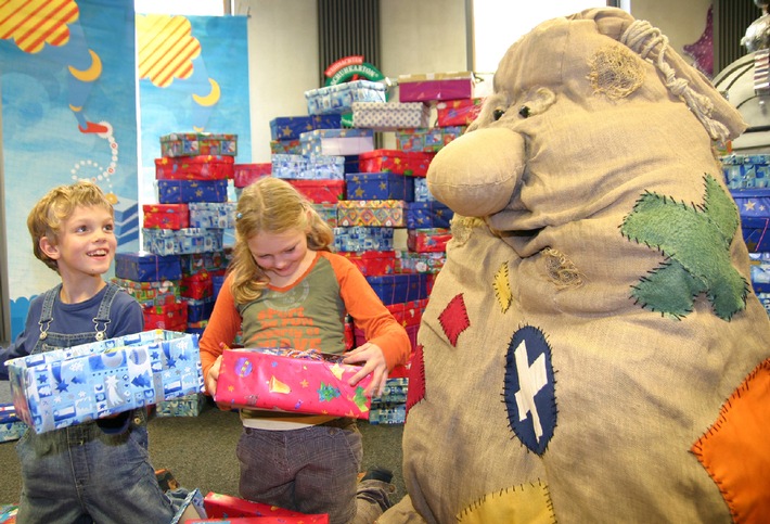 Beutolomäus Sack und KI.KA-Mitarbeiter unterstützten die Aktion &quot;Weihnachten im Schuhkarton&quot; / 188 Geschenk-Kartons werden an hilfsbedürftige Kinder verschickt