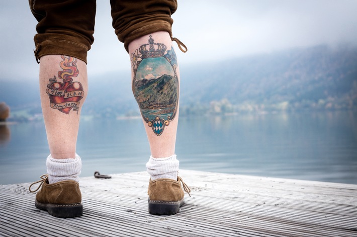 Unterfranke tätowiert sich Schliersee-Panorama auf die Wade