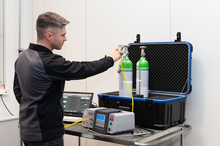 KÜS: Dienstleister DIQ Zert GmbH kalibriert ab sofort auch Abgasuntersuchungsgeräte / Prüfstellen und Prüfstützpunkte der KÜS nutzen umfassenden Kalibrierservice