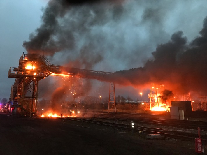 FW-BOT: Brand im Kohlehafen - Unterstützung durch Löschboot