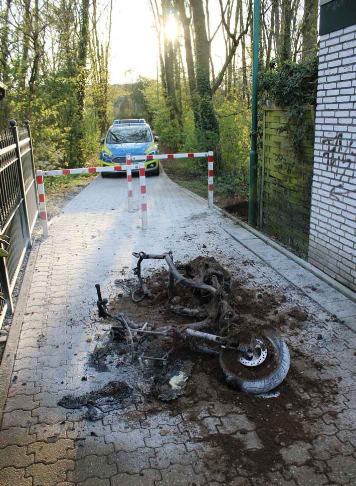 POL-KLE: Weeze / Roller gerät in Brand - Besitzer und Zeugen gesucht