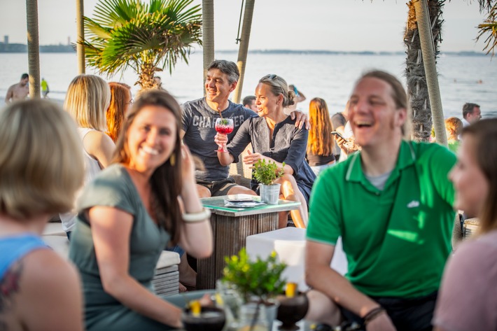 Familienfeiern am Strand: Sonne, Sand und Meer / Beach Lounges und Strandbars an der Ostsee Schleswig-Holstein für private Feiern mieten - Hochzeit, Geburtstag, Firmenfeiern exklusiv am Ostseestrand