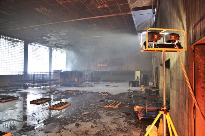 FW-E: Feuer in der Turnhalle des Gymnasiums Borbeck, hoher Sachschaden
