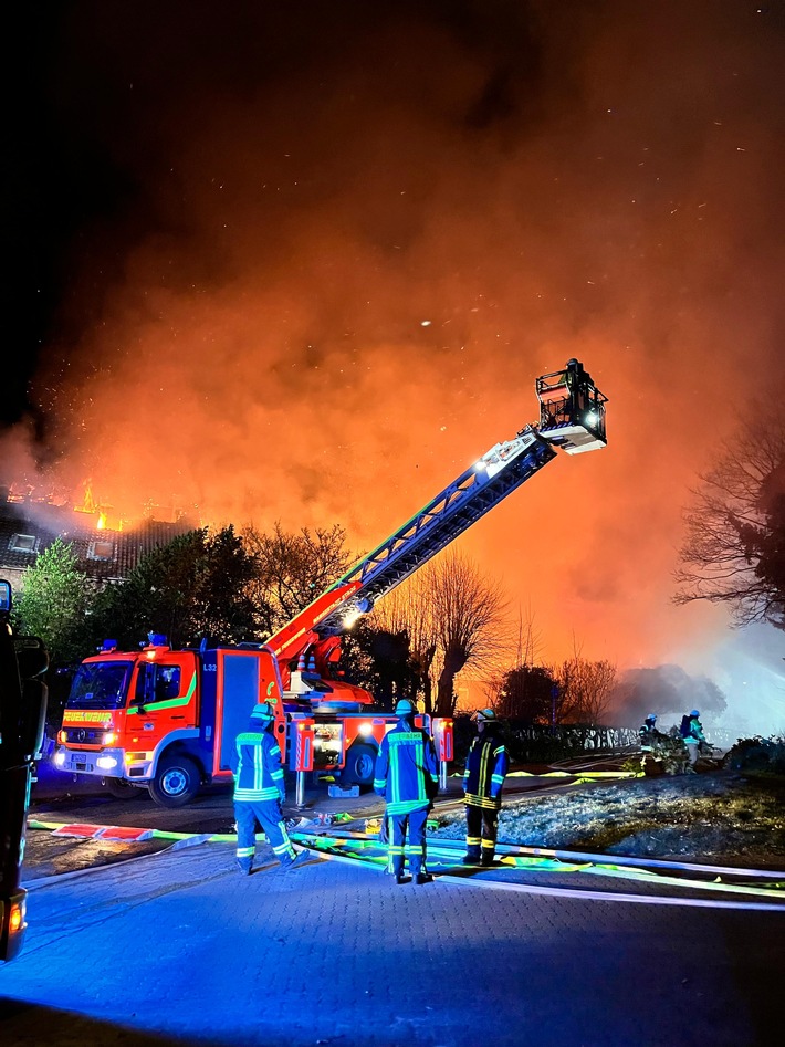 POL-STD: Großfeuer vernichtet drei Gebäude in Dollern - ca. 2,5 Millionen Euro Sachschaden