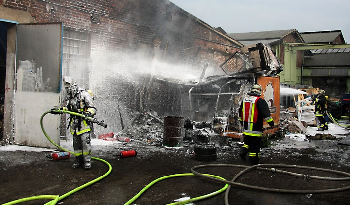 FW-E: Feuer auf Gewerbefläche in Essen-Altenessen, 41 Jahre alter Mann verletzt