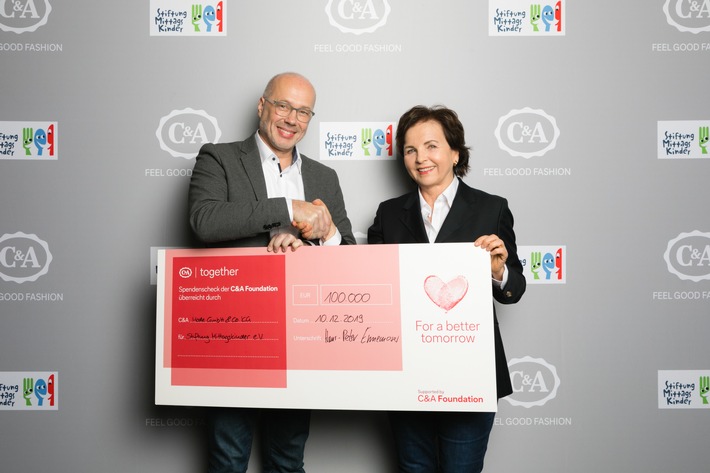 C&A spendete 100.000 EUR an Hamburger Stiftung Mittagskinder / Stiftungsgründerin und Stiftungsvorstand Susann Grünwald nahm Spendenscheck entgegen