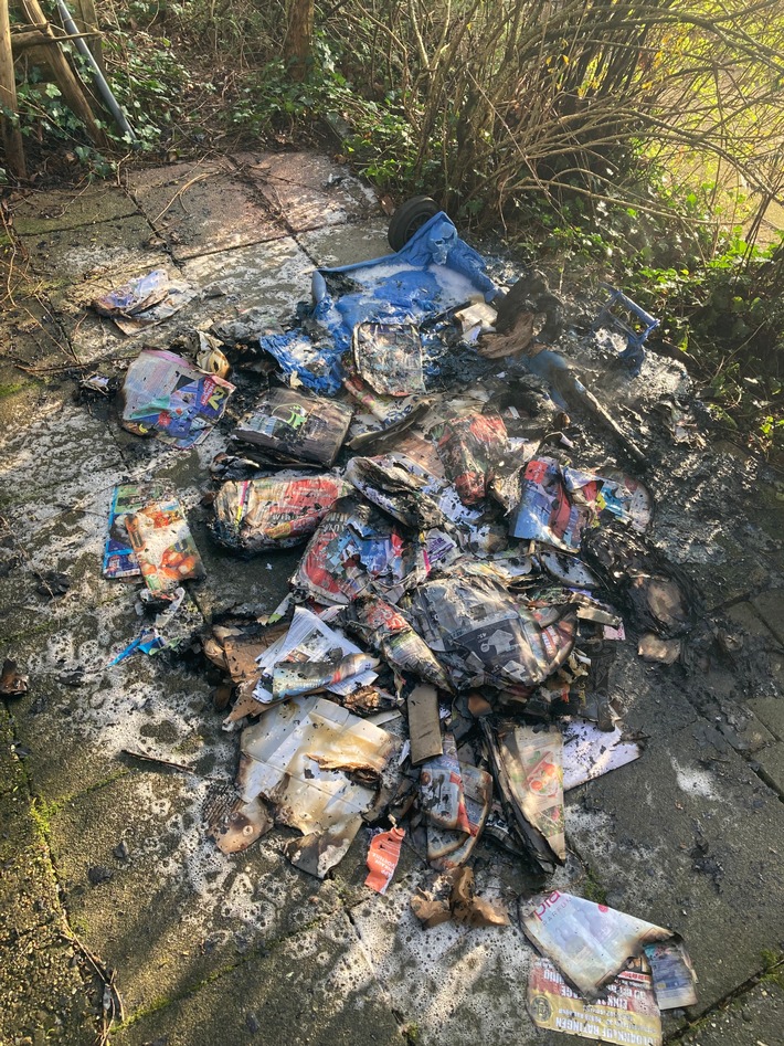 POL-ME: Zwei blaue Mülltonnen gänzlich ausgebrannt - die Polizei ermittelt - Ratingen - 2403073