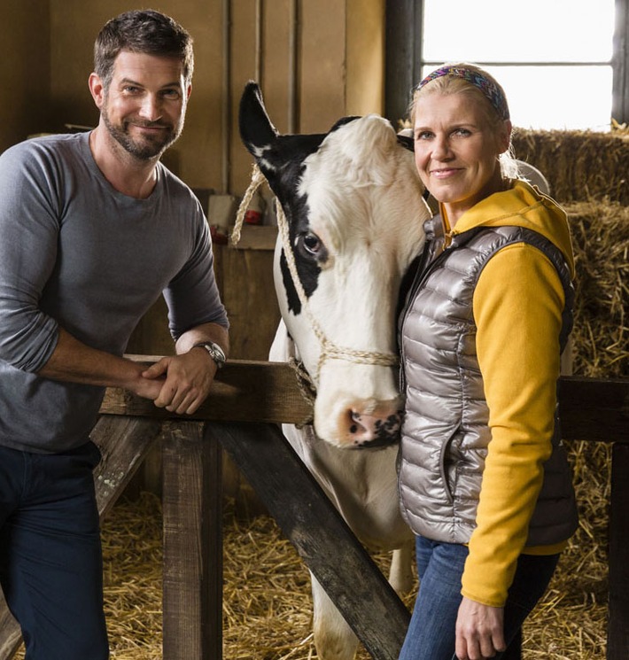 Das Erste / Cordula Stratmann ist "Die Kuhflüsterin" / Dreharbeiten zur neuen Comedy-Serie im Ersten haben begonnen (FOTO)